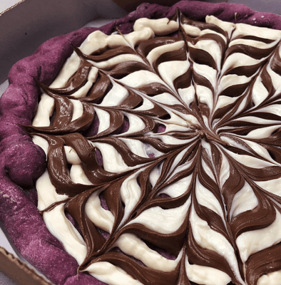 pizza de chocolate com massa roxa
